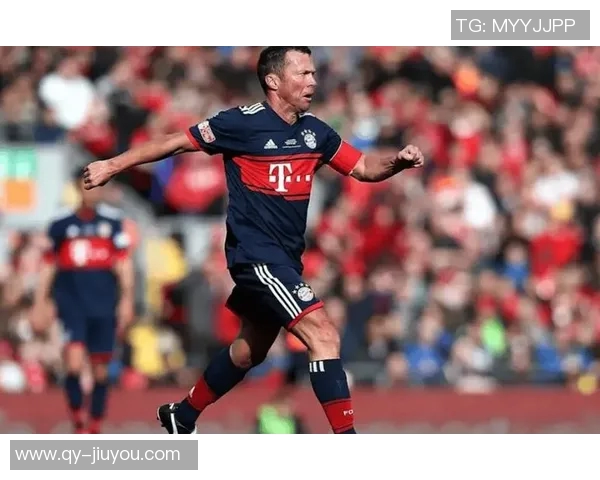 哈维亲自颁奖葡萄牙小将马特乌斯米德荣获U17世界杯金球奖