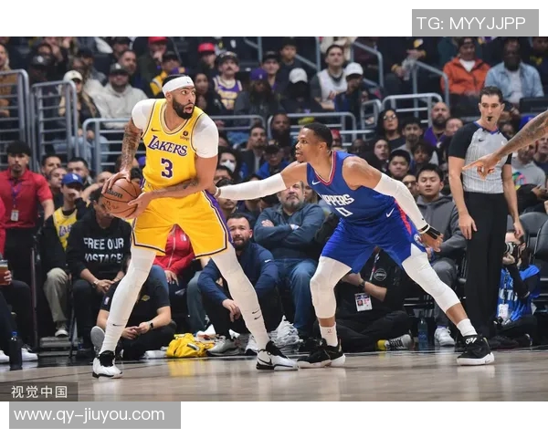 势如破竹的精彩瞬间弗拉格飞身大帽拉塞尔助攻浓眉空中暴扣